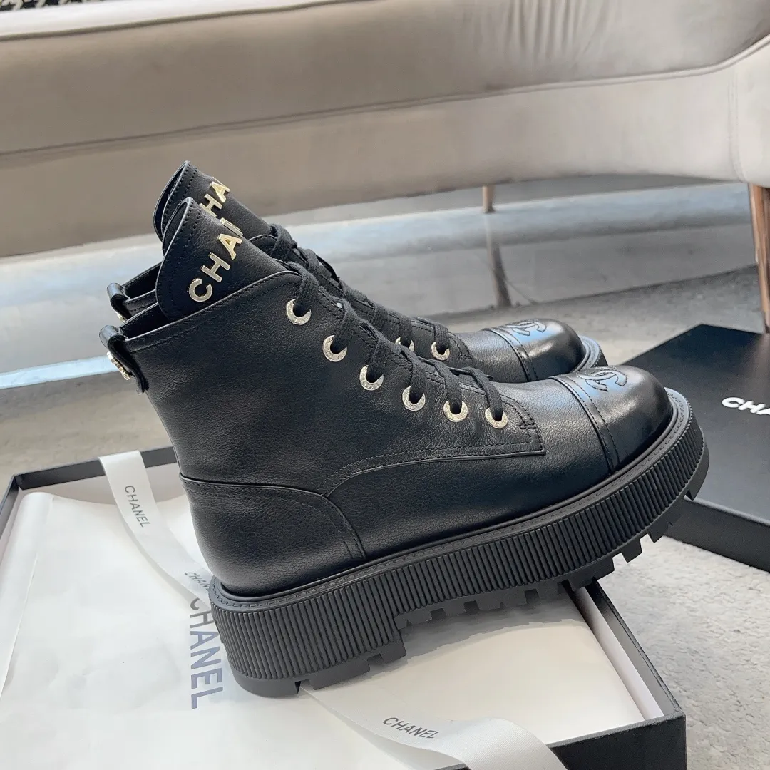 ✨Ex-factory price p560☀️☀️Women's shoe factory Chanel23b Xiaoxiang new thick-soled Martin boots for autumn and winter! I really love this style. It’s irresistibly luxurious and gorgeous. It’s a must-have for girls. The instep strap design is easy to put on and take off. ▪Pebbled cowhide upper ▪Sheep leather lining ▪Heel height 5cm ▪Original molded combined outsole ▪Size: 35-40 (customized for 40)